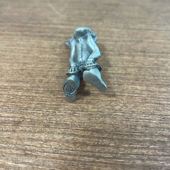 Heritage Pewter Gnome with Squirrel Figurine - Picture 4 of 8